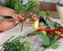 Tying a bouquet of vegetables (2/6)