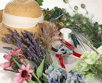 Straw hat with flower wreath (0/5)