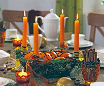 Drahtschale mit 4 Kerzen mit Zweigen dekoriert