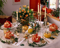 Festliche Tafel mit Cucurbita (Kürbissen), teils vergoldet, Hedera (Efeu), Rosa