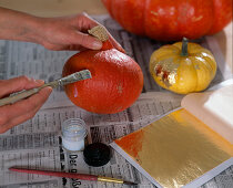 Decorate pumpkin with gold leaf for table decoration (1/4)