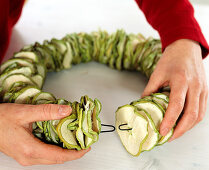 Apple slice wreath (2/3)