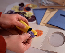 Pressing blossoms and leaves (homemade greeting cards: dried, pressed blossoms)