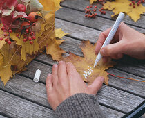 Herbstlaub als Geschenkverpackung (2/3)