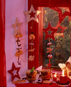 Fragrant window decorations: sisal stars, cinnamon stars, cinnamon sticks, Citrus