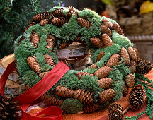 Cones and moss wreath (3/3)