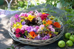 Kranz aus bunten Sommerblumen binden