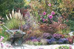 Autumn bed with perennials, grasses and dahlia