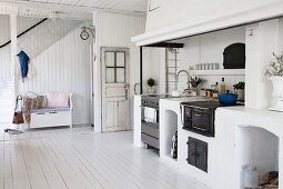 Offene Küche im skandinavischen Landhausstil mit altem Küchenofen