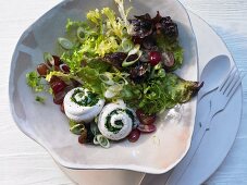 Salade gourmande mit Seezungenröllchen und pochierten Trauben in Champagner-Essig-Vinaigrette