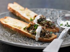 Fladenbrot mit Auberginenpüree und Tahini (Orient)