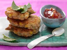 Jamaikanische Maisküchlein mit Ingwer-Tomaten-Chutney