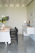 Modern dining room in grey, black and white with screed floor