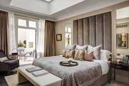Glamouröses Schlafzimmer in Pudertönen mit Zugang zur Terrasse