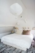 Doppelbett im Schlafzimmer mit Vintage Flair
