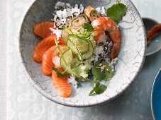 Sushi in a bowl with cucumber, salmon, omelette and shrimp