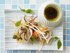 Warmer Thai-Salat mit Tintenfisch, Glasnudeln und Chilies