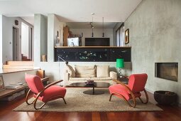 Zwei rote Sessel im Wohnraum auf mehreren Ebenen