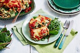 Spinat-Erbsen-Ricotta-Cannelloni mit Salat