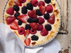 Quark pudding with fresh berries