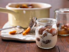 Pochierte Mirabellen mit Vanillesirup und Minzjoghurt