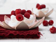 Pavlova with berries (meringue cake with fresh raspberries and yoghurt, Australia)