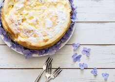Cheesecake decorated with hydrangeas