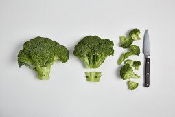 Rinsing broccoli and cutting it into florets (step by step)