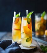 Fruchtcocktails mit Pflaumen und Basilikum