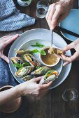 Vegetarische sommerliche Wraps mit Zucchini und Dip (Aufsicht)