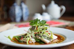 Fischgericht auf Restauranttisch (Singapore, Asien)