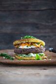 Veganer Burger aus Kartoffel-Steckrüben-Puffern, Bohnenpatty, Dattel-Hafercreme und Rohkostsalat