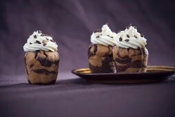Vegane Marmorcupcakes mit Vanillefrosting und weihnachtlichem Dekor