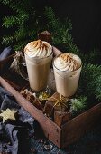 Pumpkin Spice Latte (Kaffeespezialität, USA) mit Sahne und Zimt weihnachtlich dekoriert