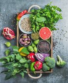 Superfood-Stillleben mit Gemüse, Obst, Samen, Getreide, Bohnen, Gewürzen und Kräutern in Holzkiste
