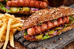 Barbecue-Hotdog mit Pommes Frites