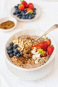 Coconut linseed porridge with berries