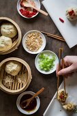 Gefüllte Dumplings aus dem Bambuskörbchen (Asien)