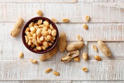 Shelled and unshelled peanuts