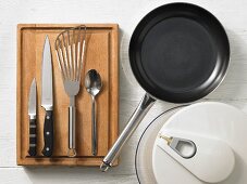 Kitchen utensils for a pan-cooked dish