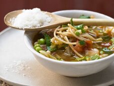 Frühlingsminestrone mit Parmesan (Nahaufnahme)