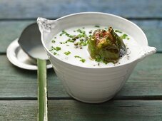 Green pepper soup with baked figs