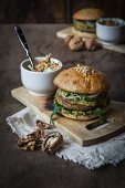 Vegetarische Burger mit Krautsalat auf Holzbrett und Holztisch