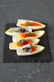 Gebackene Chicoreeblätter mit Eigelb und Kaviar
