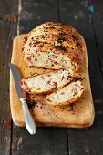 Hausgemachtes Brot mit Speck und Käse