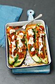 Zucchini, gefüllt mit Rindfleisch und Tomaten mit Joghurt