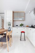 Stühle und Esstisch aus Holz im skandinavischen Stil in der Küche