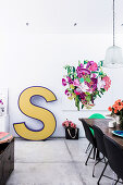 Large format letter and flower picture on the wall in the dining area