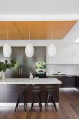 Modern kitchen with dark and white fronts and kitchen island