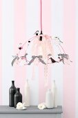 Lampenschirmgestell mit Dekovögeln und Stoffbändern dekoriert